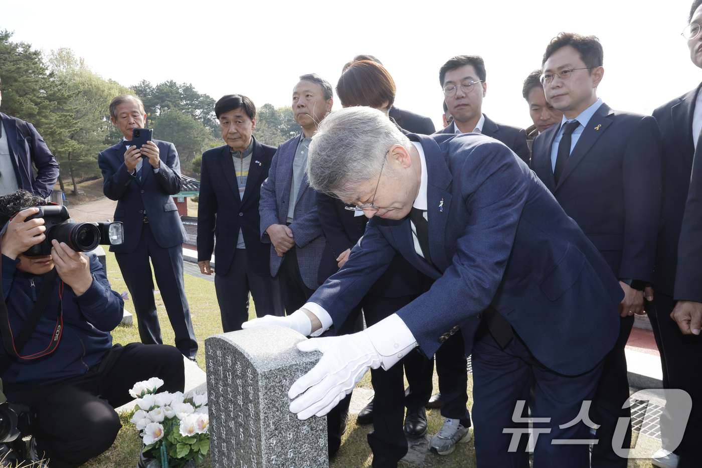 (광주=뉴스1) 김태성 기자 = 민형배 더불어민주당 전남광주통합특별시장 후보가 15일 광주 국립5.18민주묘역을 찾아 윤상원 열사 묘를 참배하고 있다.  2026.4.15/뉴스1