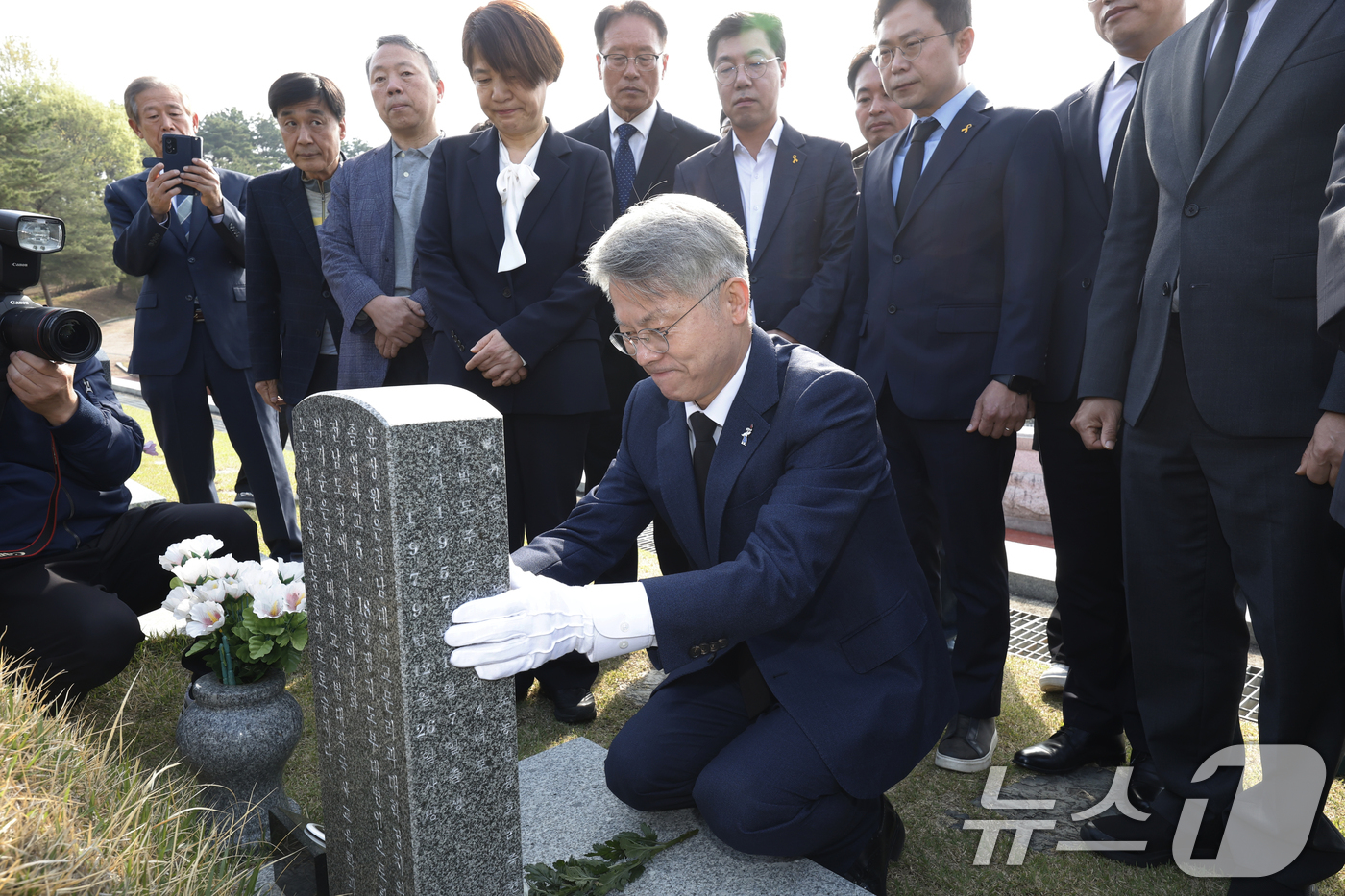 (광주=뉴스1) 김태성 기자 = 민형배 더불어민주당 전남광주통합특별시장 후보가 15일 광주 국립5.18민주묘역을 찾아 윤상원 열사 묘를 참배하고 있다.  2026.4.15/뉴스1