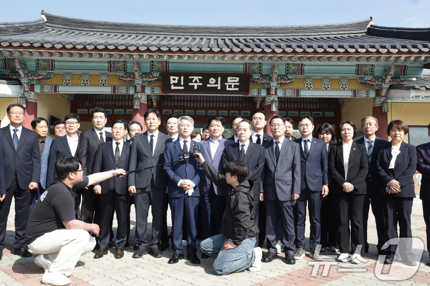 (광주=뉴스1) 김태성 기자 = 민형배 더불어민주당 전남광주통합특별시장 후보가 15일 광주 국립5.18민주묘역을 찾아 참배후 민주의 문앞에서 입장을 밝히고 있다. 2026.4.15 …