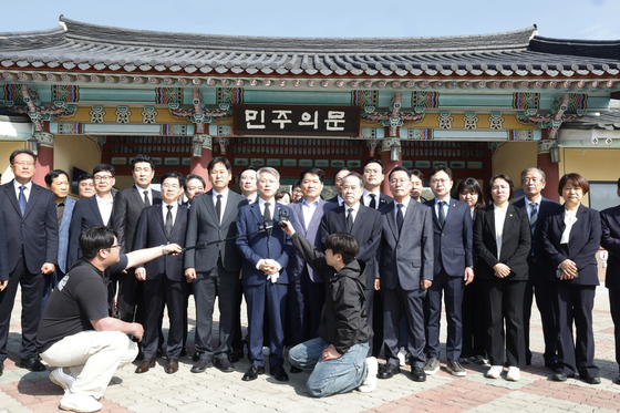 5.18묘역앞에서 입장밝히는 민형배