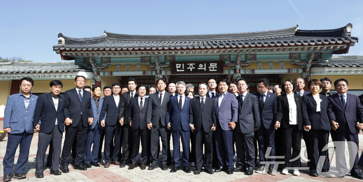 (광주=뉴스1) 김태성 기자 = 민형배 더불어민주당 전남광주통합특별시장 후보가 15일 광주 국립5.18민주묘역을 참배한후 입장을 밝히고 있다.  2026.4.15/뉴스1