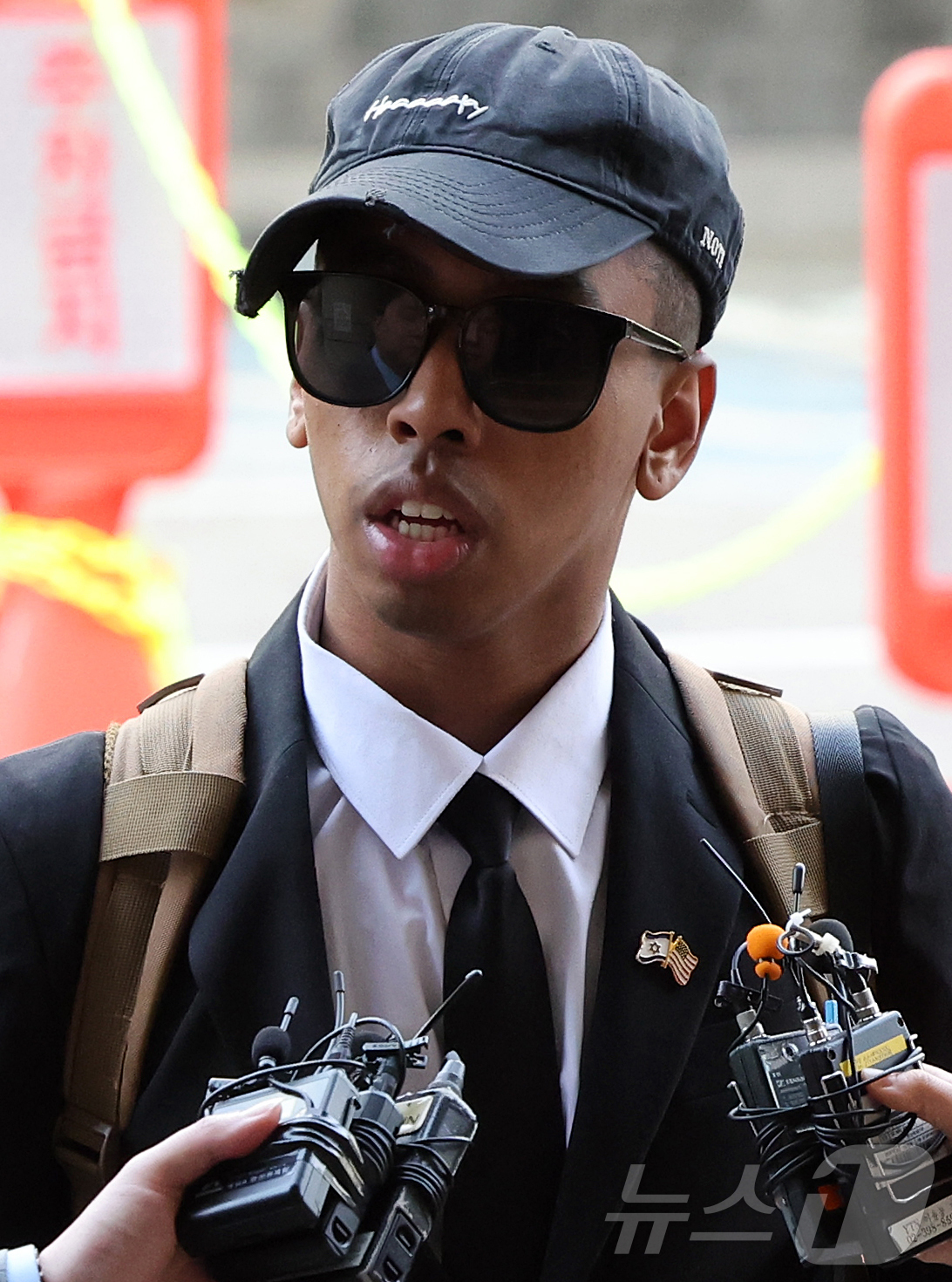 (서울=뉴스1) 김진환 기자 = 미국인 유튜버 조니 소말리(본명 램지 칼리드 이스마엘)가 15일 오전 서울 마포구 서울서부지법에서 열린 업무방해·경범죄처벌법 위반 1심 선고 공판에 …