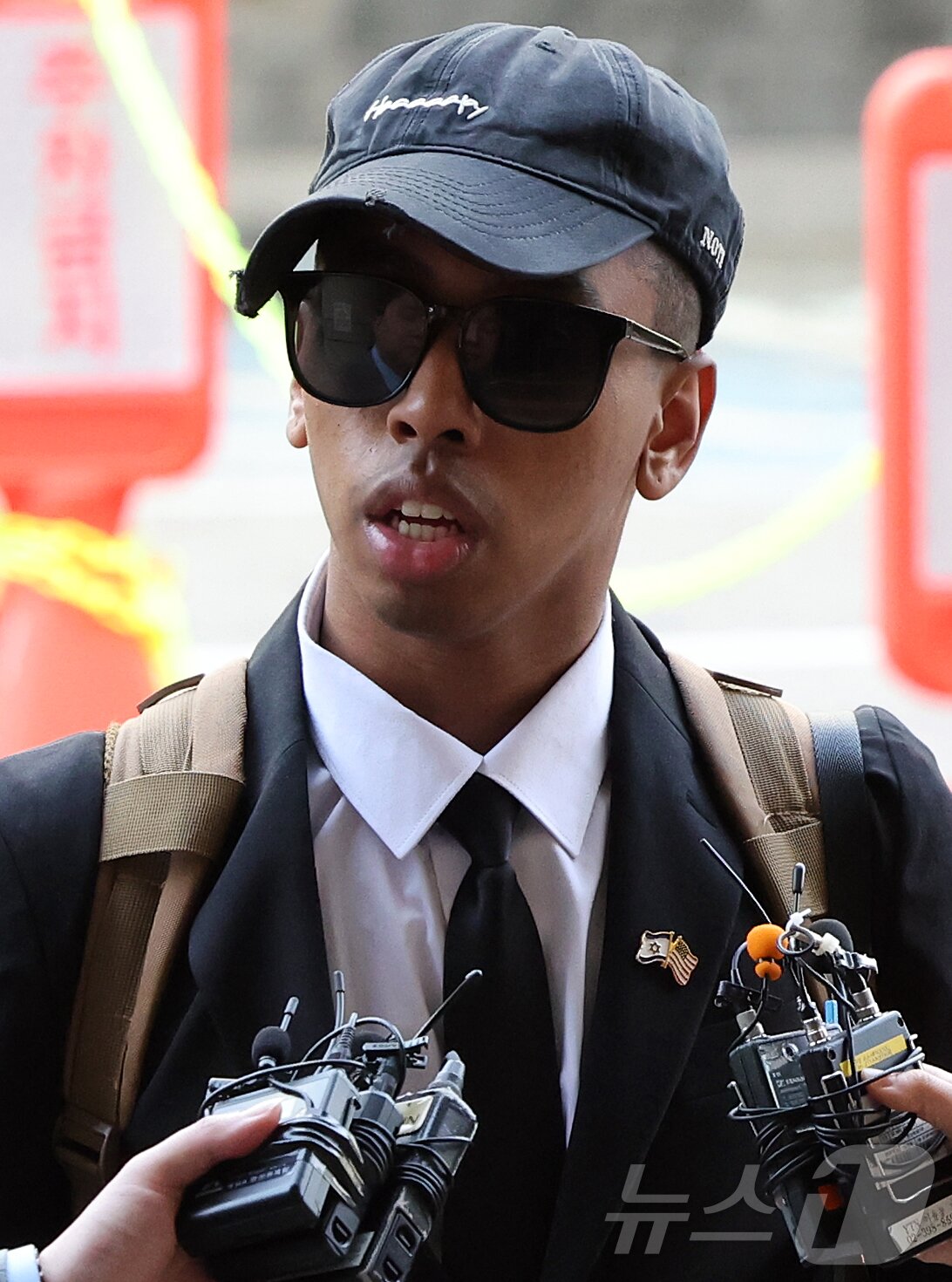 본문 이미지 - 미국인 유튜버 조니 소말리(본명 램지 칼리드 이스마엘)가 15일 오전 서울 마포구 서울서부지법에서 열린 업무방해·경범죄처벌법 위반 1심 선고 공판에 출석해 취재진 질문을 받고 있다.  2026.4.15 ⓒ 뉴스1 김진환 기자