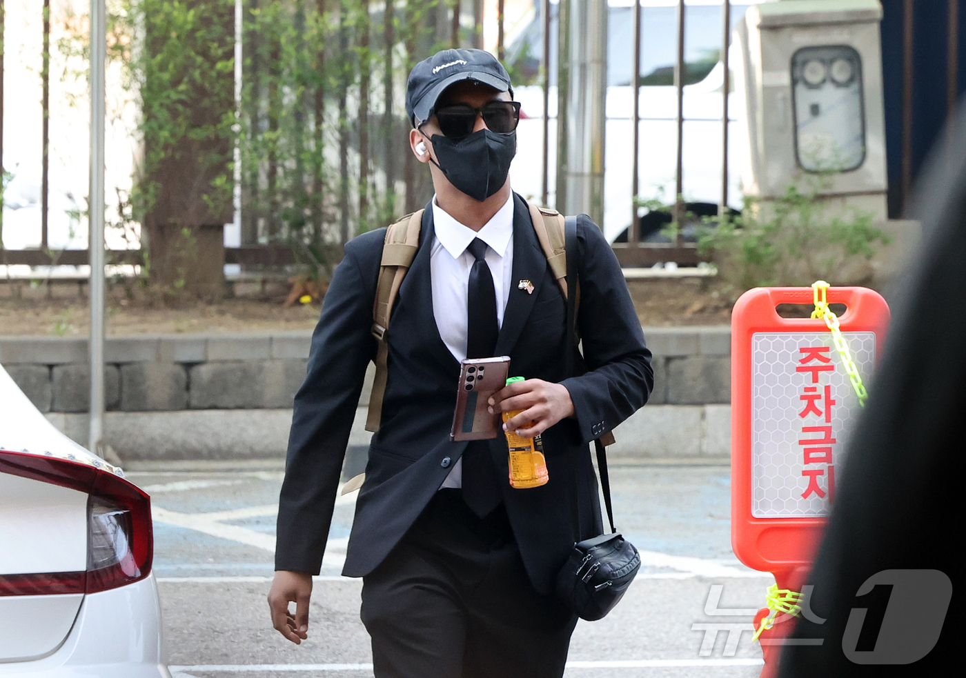 (서울=뉴스1) 김진환 기자 = 미국인 유튜버 조니 소말리(본명 램지 칼리드 이스마엘)가 15일 오전 서울 마포구 서울서부지법에서 열린 업무방해·경범죄처벌법 위반 1심 선고 공판에 …