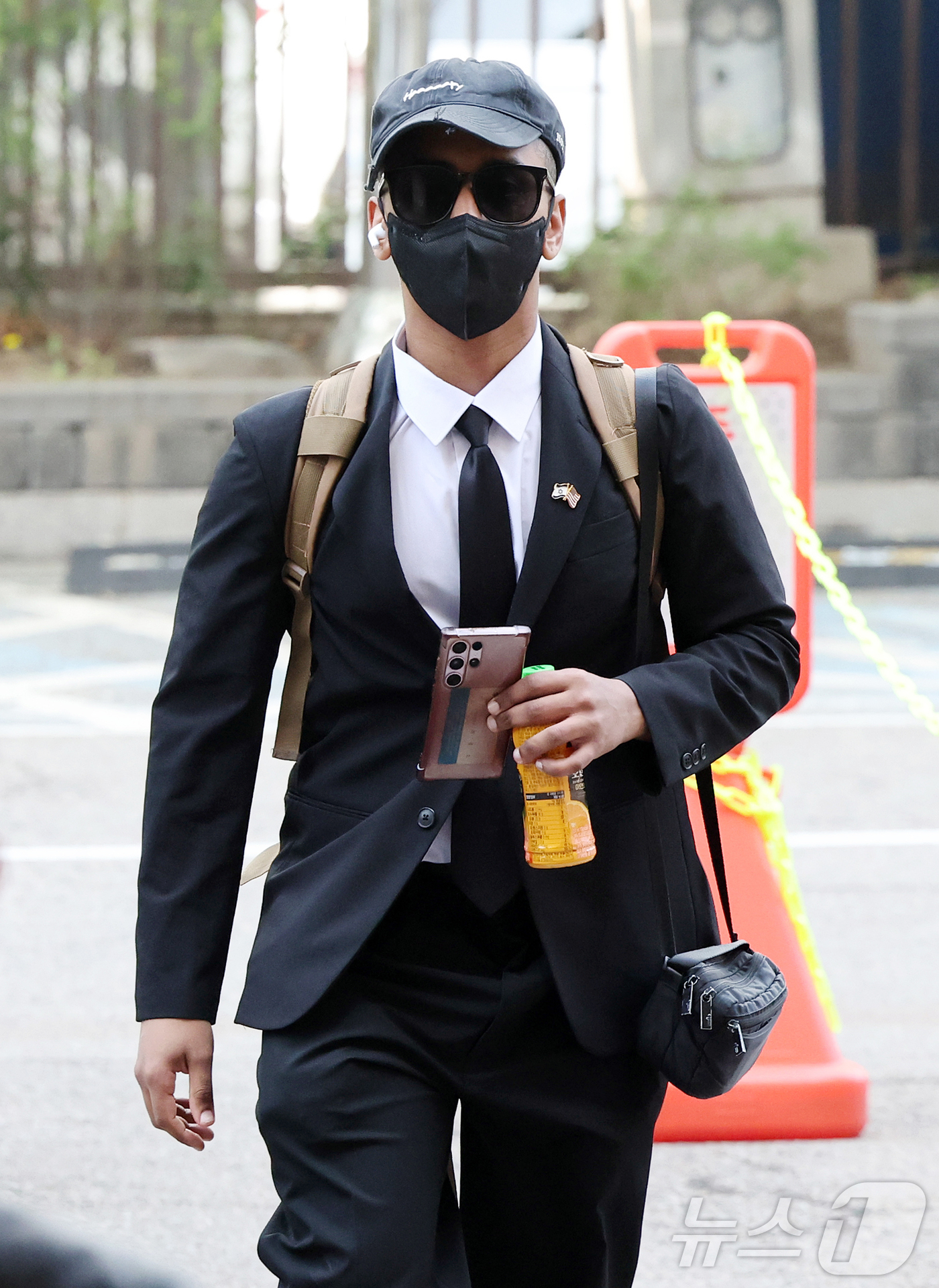 (서울=뉴스1) 김진환 기자 = 미국인 유튜버 조니 소말리(본명 램지 칼리드 이스마엘)가 15일 오전 서울 마포구 서울서부지법에서 열린 업무방해·경범죄처벌법 위반 1심 선고 공판에 …