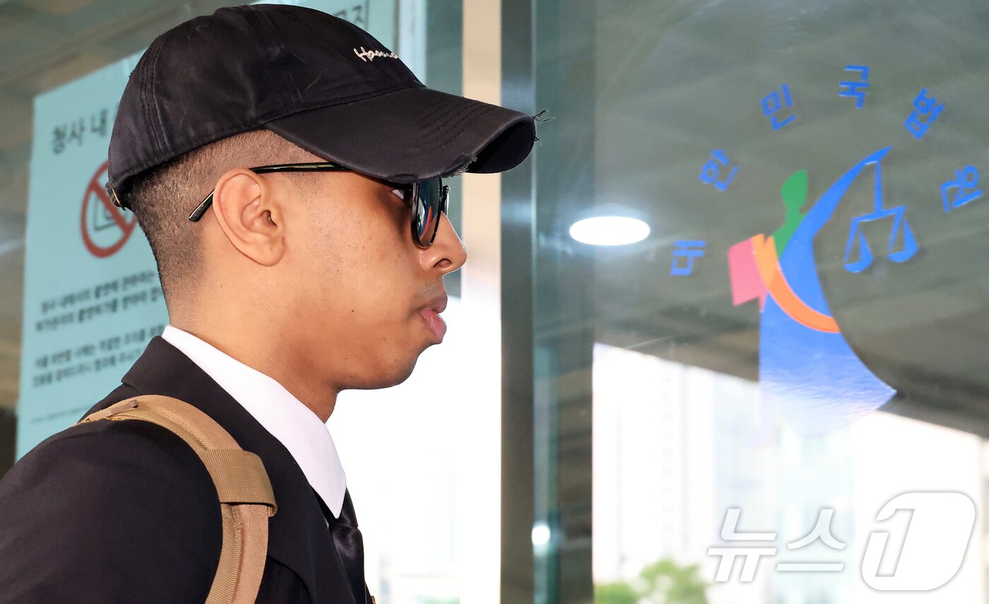 본문 이미지 - 미국인 유튜버 조니 소말리(본명 램지 칼리드 이스마엘)가 15일 오전 서울 마포구 서울서부지법에서 열린 업무방해·경범죄처벌법 위반 1심 선고 공판에 출석하고 있다.  2026.4.15 ⓒ 뉴스1 김진환 기자