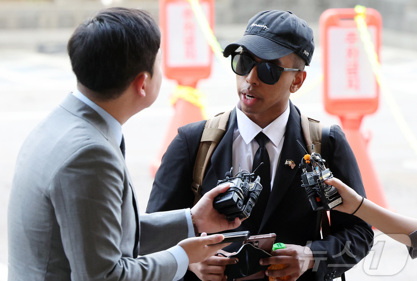 (서울=뉴스1) 김진환 기자 = 미국인 유튜버 조니 소말리(본명 램지 칼리드 이스마엘)가 15일 오전 서울 마포구 서울서부지법에서 열린 업무방해·경범죄처벌법 위반 1심 선고 공판에 …