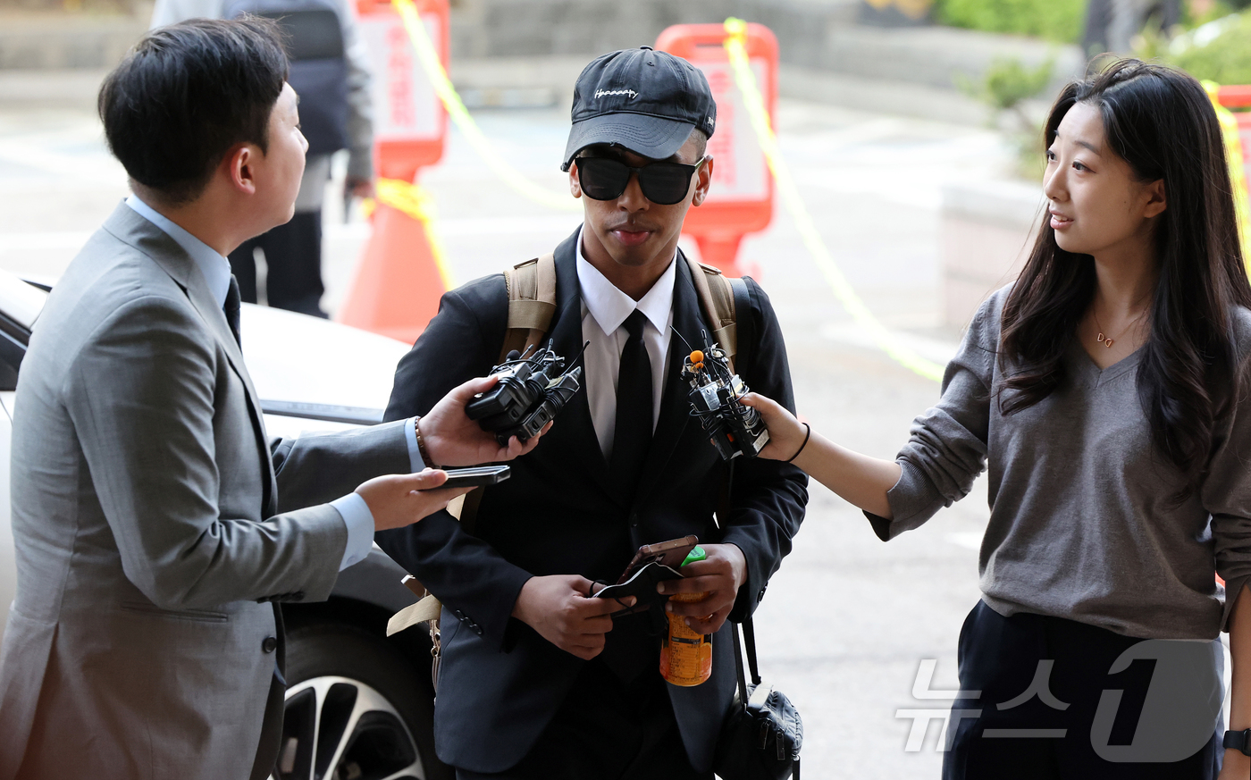 (서울=뉴스1) 김진환 기자 = 미국인 유튜버 조니 소말리(본명 램지 칼리드 이스마엘)가 15일 오전 서울 마포구 서울서부지법에서 열린 업무방해·경범죄처벌법 위반 1심 선고 공판에 …