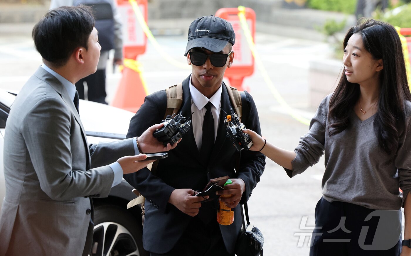 본문 이미지 - 미국인 유튜버 조니 소말리(본명 램지 칼리드 이스마엘)가 15일 오전 서울 마포구 서울서부지법에서 열린 업무방해·경범죄처벌법 위반 1심 선고 공판에 출석하고 있다.  2026.4.15 ⓒ 뉴스1 김진환 기자