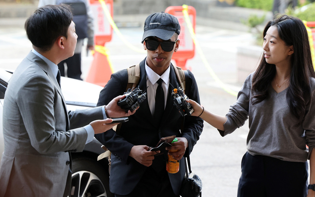 '소녀상 모욕' 미 유튜버 1심 선고 공판 출석