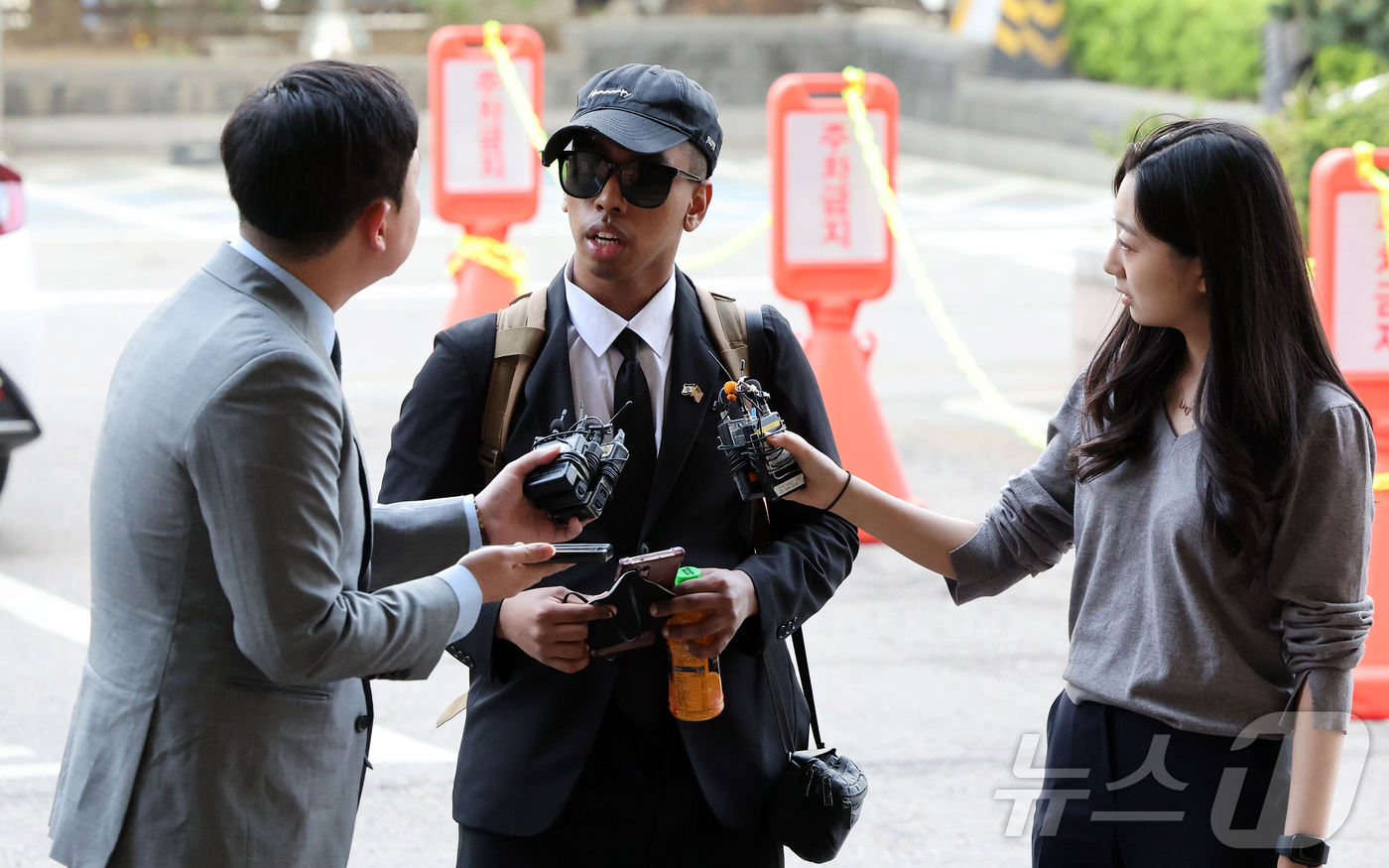 (서울=뉴스1) 김진환 기자 = 미국인 유튜버 조니 소말리(본명 램지 칼리드 이스마엘)가 15일 오전 서울 마포구 서울서부지법에서 열린 업무방해·경범죄처벌법 위반 1심 선고 공판에 …