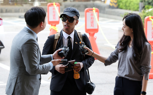 취재진 질문에 답하는 조니 소말리