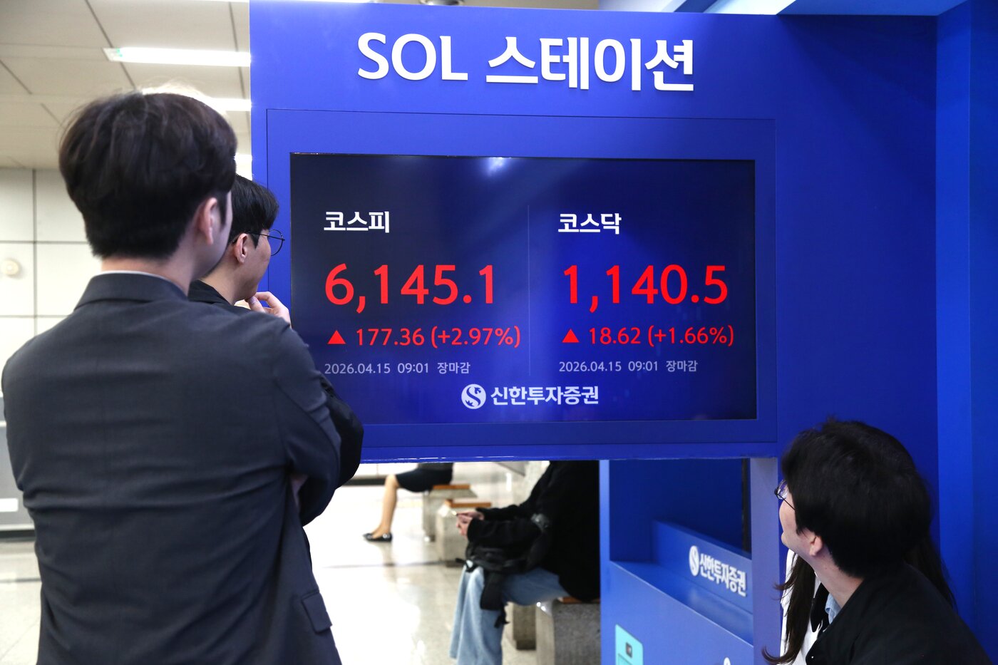 본문 이미지 - 코스피가 장중 6000p를 넘어 여의도역사를 지나가는 시민들이 바라보고 있다(신한투자증권 제공). ⓒ 뉴스1