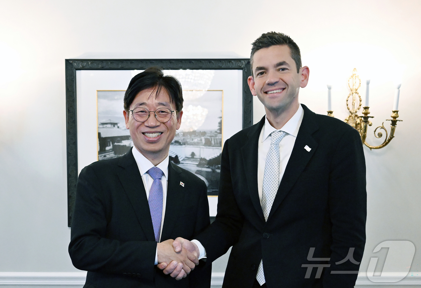 (서울=뉴스1) 김민수 기자 = 지난 13일(현지시간) 미국 콜로라도 스피링스에서 열린 제41회 스페이스 심포지엄에서 오태석 우주항공청장(왼쪽)이  재러드 아이작먼 미국 항공우주국 …