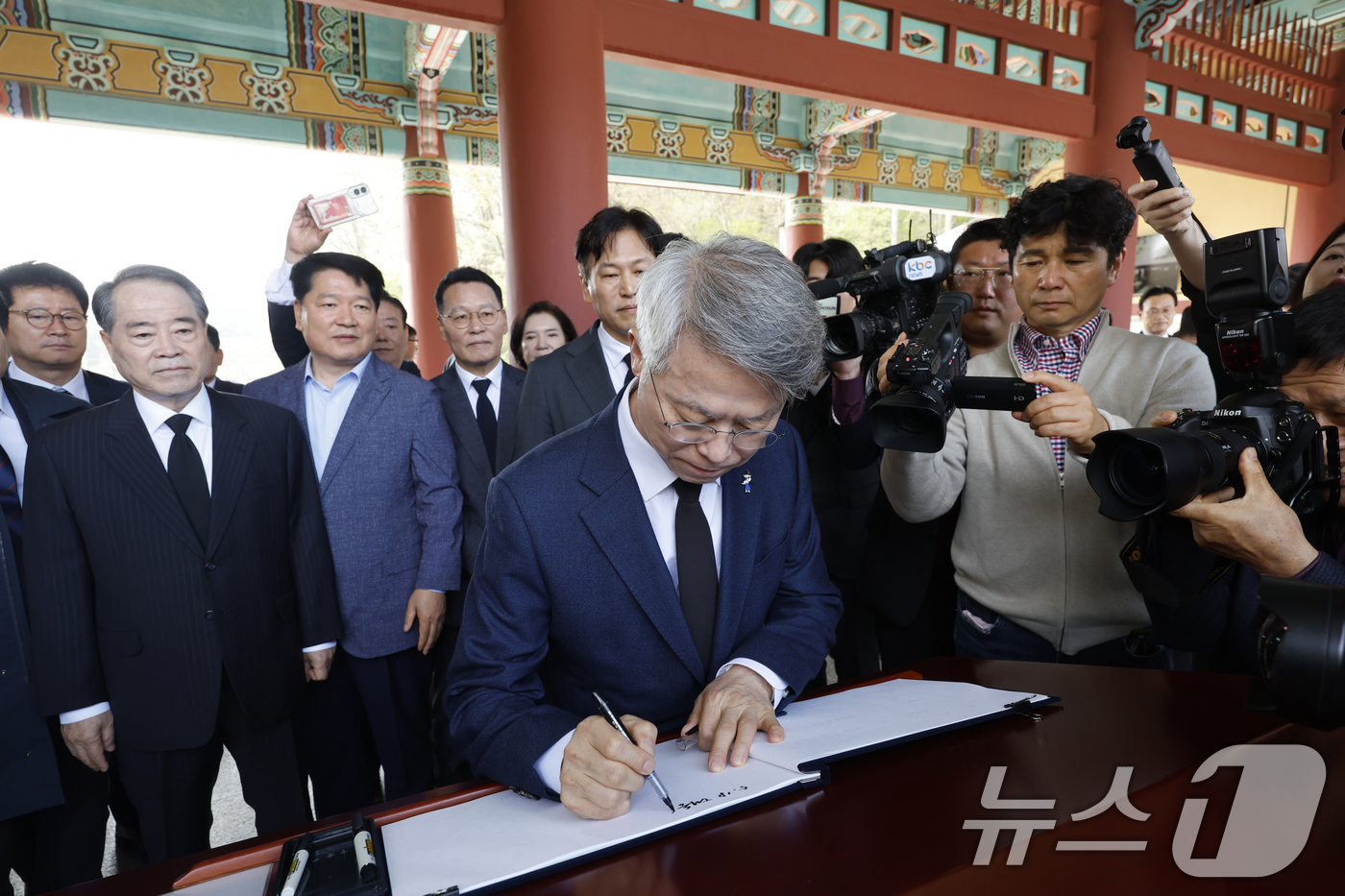 (광주=뉴스1) 김태성 기자 = 민형배 더불어민주당 전남광주통합특별시장 후보가 15일 광주 국립5.18민주묘역을 찾아 참배에 앞서 방명록을 쓰고 있다. 2026.4.15/뉴스1