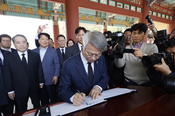 5.18 방명록 쓰는 민형배 후보