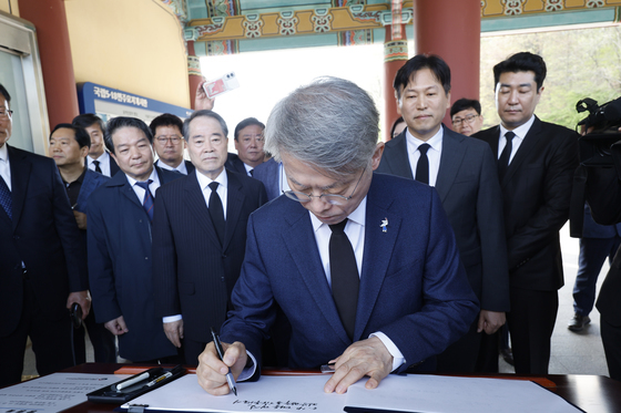 5.18묘역 방명록 쓰는 민형배 후보