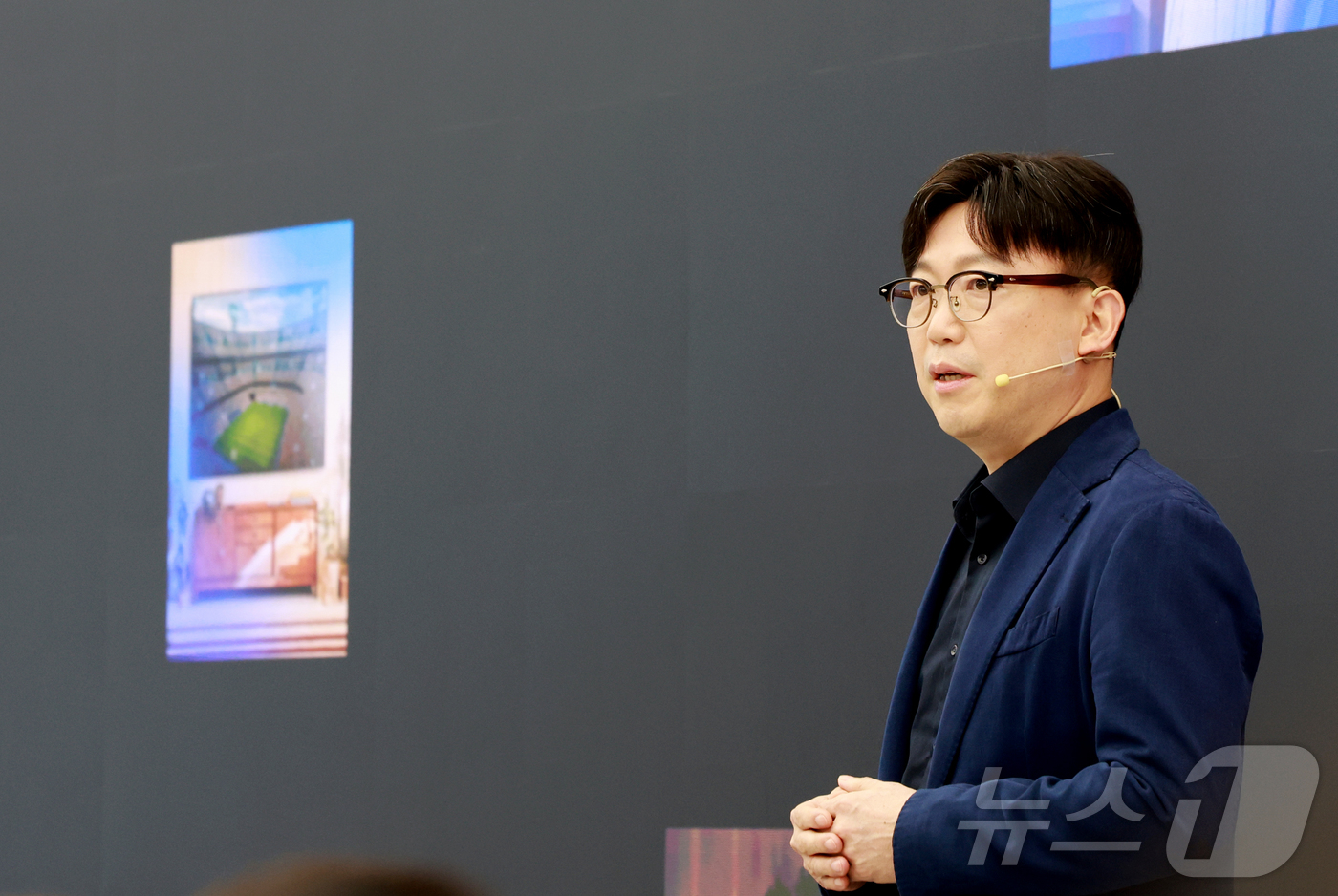 (서울=뉴스1) 이호윤 기자 = 용석우 삼성전자 영상디스플레이사업부 사업부장이 15일 서울 서초구 삼성 강남에서 2026년형 마이크로 RGB TV를 발표하고 있다.삼성전자는 지난해 …
