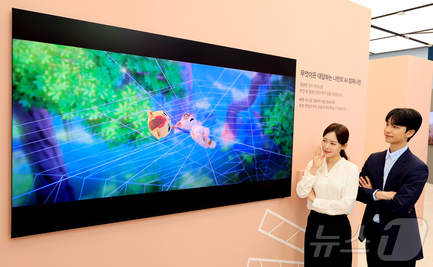 (서울=뉴스1) 이호윤 기자 = 15일 서울 서초구 삼성 강남에서 모델들이 마이크로 RGB TV를 선보이고 있다.삼성전자는 지난해 8월 115형 모델 첫 출시에 이어 130형 모델 …