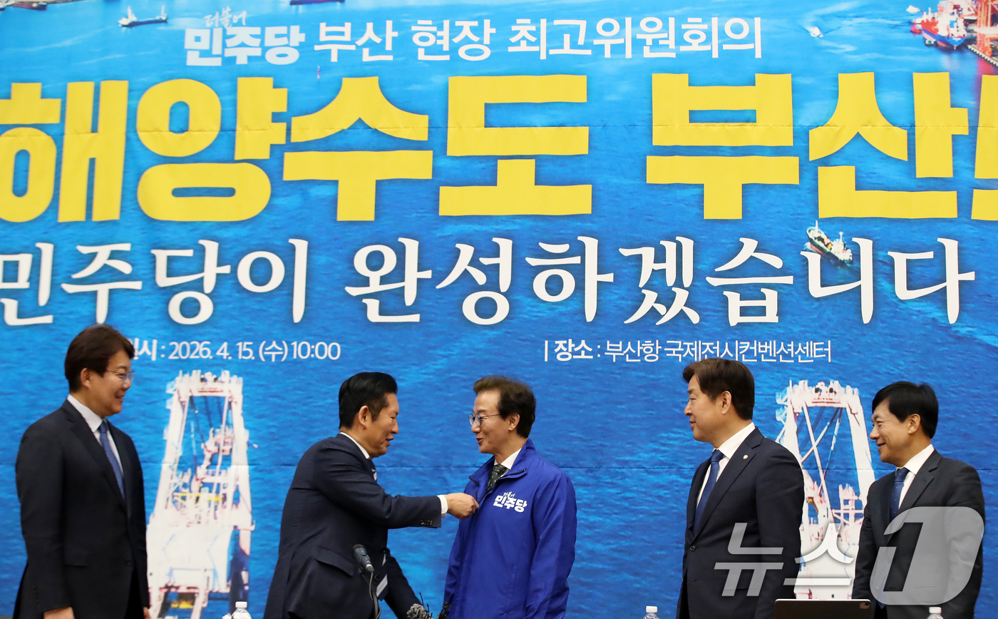 (부산=뉴스1) 윤일지 기자 = 정청래 더불어민주당 대표가 15일 부산 동구 부산항국제전시컨벤션센터에서 열린 부산 현장 최고위원회의에서 전재수 부산시장 후보에게 당 점퍼를 입혀주고 …