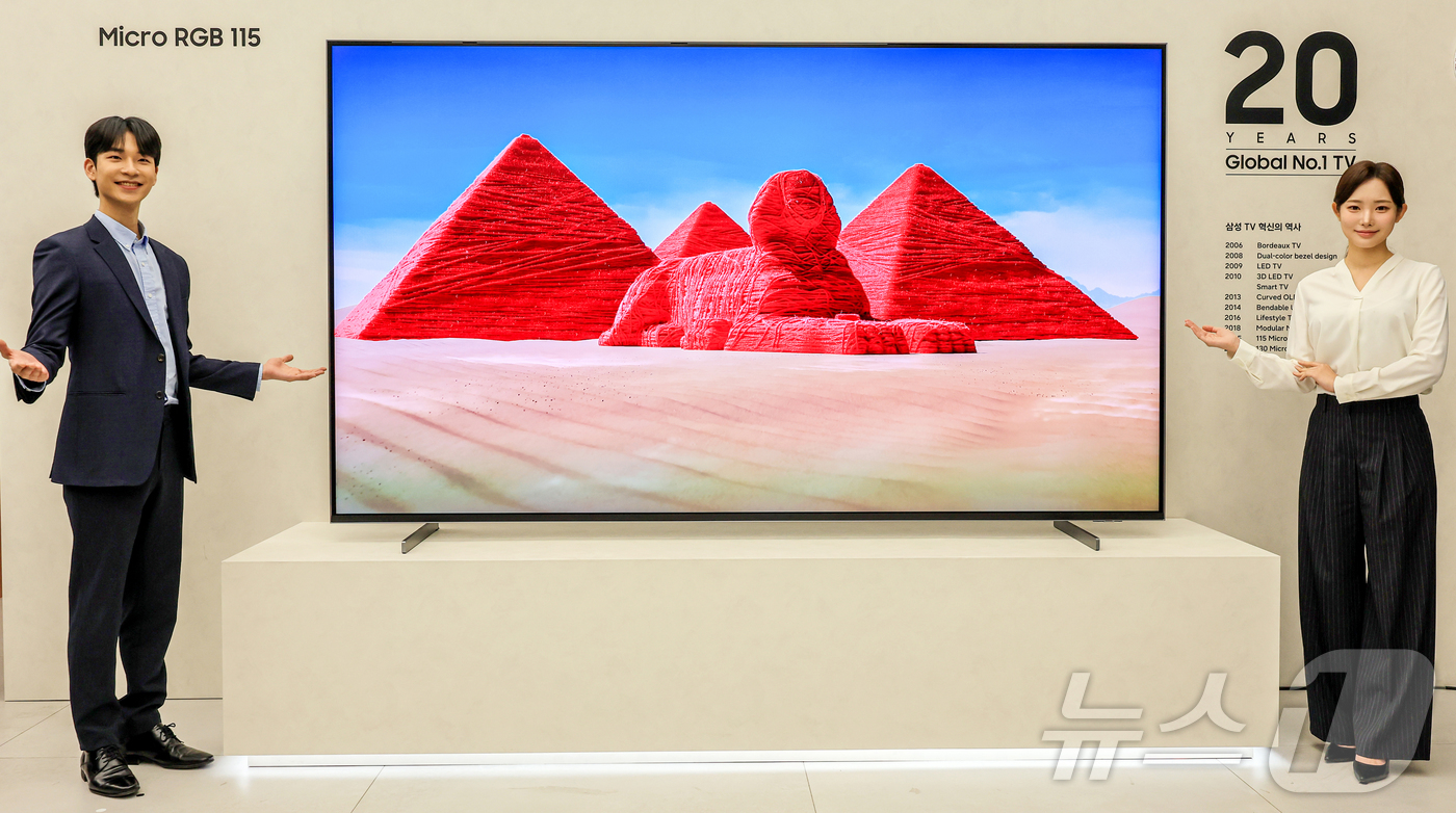(서울=뉴스1) 이호윤 기자 = 15일 서울 서초구 삼성 강남에서 모델들이 마이크로 RGB TV를 선보이고 있다.삼성전자는 지난해 8월 115형 모델 첫 출시에 이어 130형 모델 …