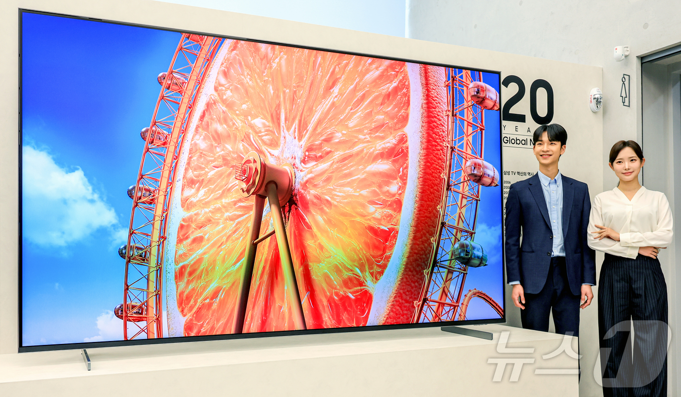 (서울=뉴스1) 이호윤 기자 = 15일 서울 서초구 삼성 강남에서 모델들이 마이크로 RGB TV를 선보이고 있다.삼성전자는 지난해 8월 115형 모델 첫 출시에 이어 130형 모델 …