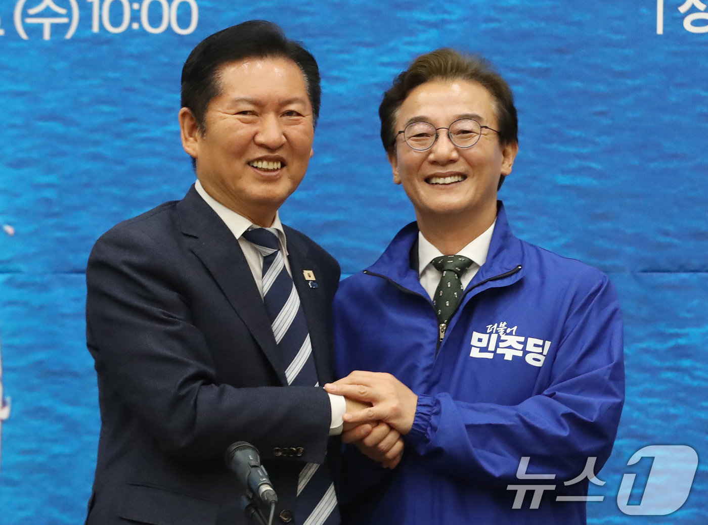 (부산=뉴스1) 윤일지 기자 = 정청래 더불어민주당 대표가 15일 부산 동구 부산항국제전시컨벤션센터에서 열린 부산 현장 최고위원회의에서 전재수 부산시장 후보에게 당 점퍼를 입혀준 …