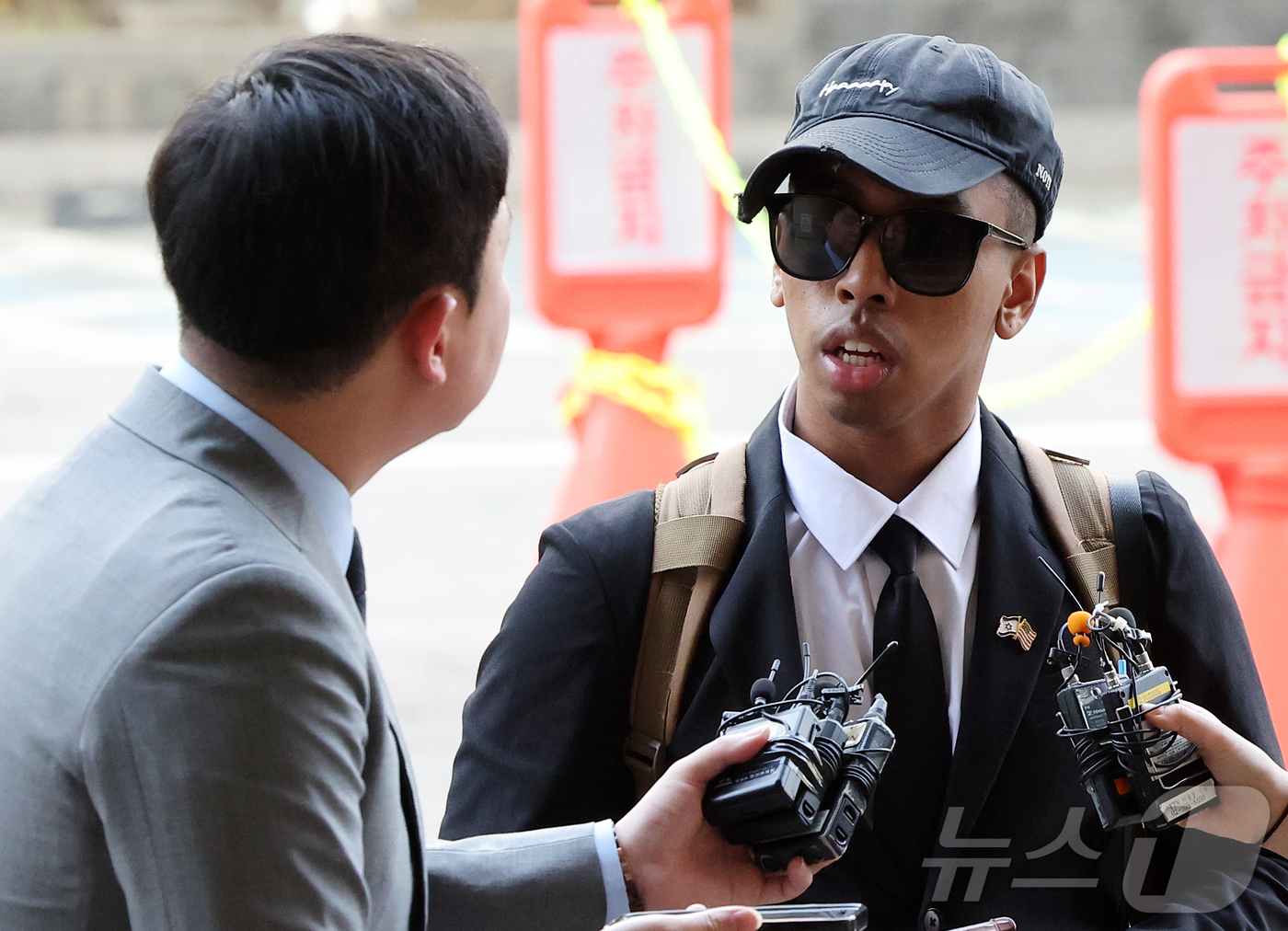 (서울=뉴스1) 김진환 기자 = 미국인 유튜버 조니 소말리(본명 램지 칼리드 이스마엘)가 15일 오전 서울 마포구 서울서부지법에서 열린 업무방해·경범죄처벌법 위반 1심 선고 공판에 …