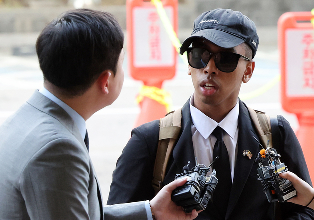 '소녀상 모욕' 미 유튜버 1심 선고 공판 출석