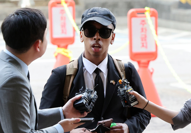 '소녀상 모욕' 미 유튜버 1심 선고 공판 출석