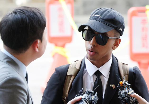 취재진 질문에 답하는 조니 소말리