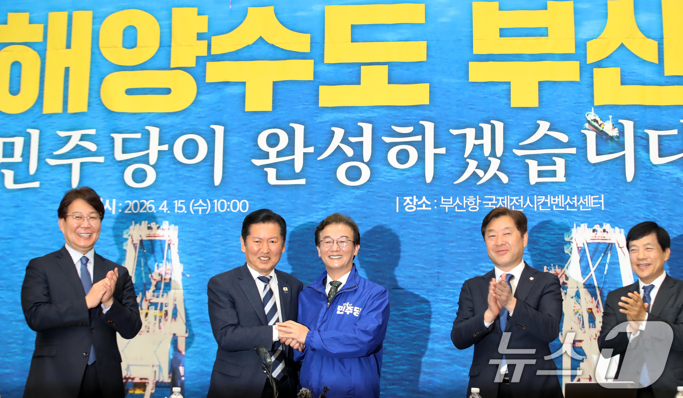 (부산=뉴스1) 윤일지 기자 = 정청래 더불어민주당 대표가 15일 부산 동구 부산항국제전시컨벤션센터에서 열린 부산 현장 최고위원회의에서 전재수 부산시장 후보에게 당 점퍼를 입혀준 …