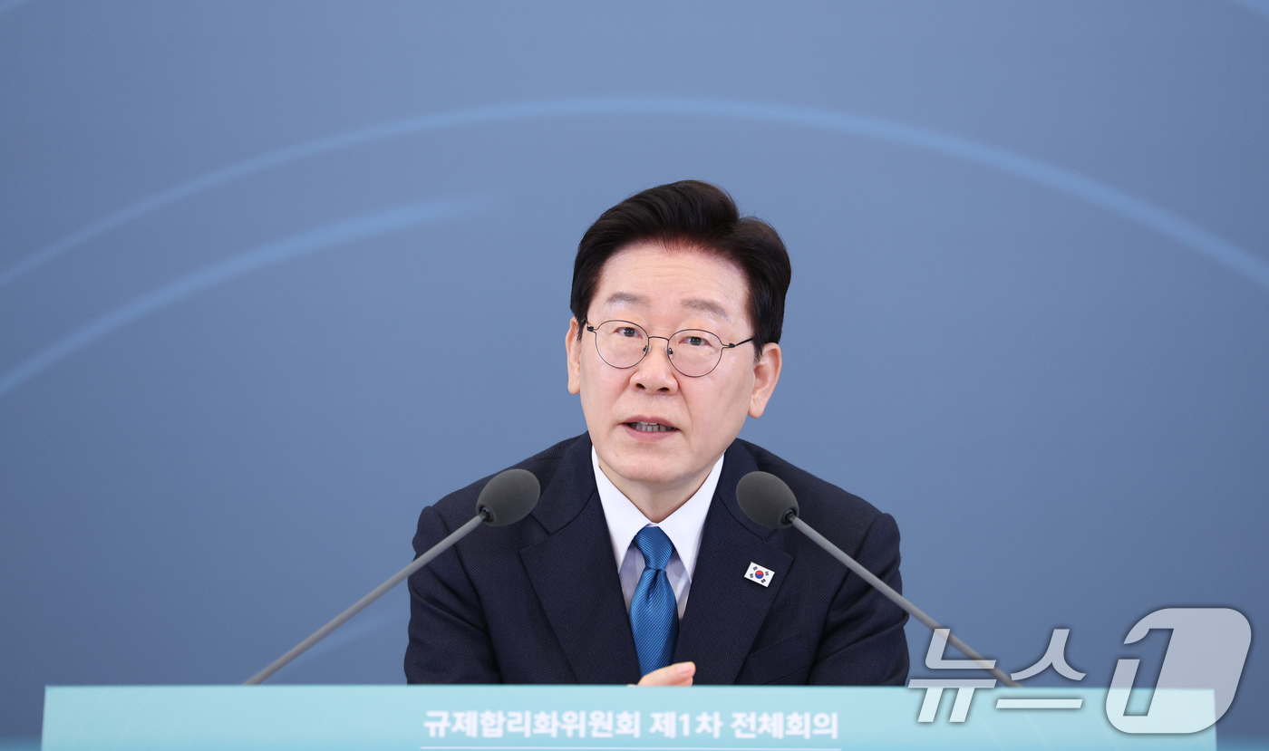 (서울=뉴스1) 이재명 기자 = 이재명 대통령이 15일 청와대에서 열린 규제합리화위원회 제1차 전체회의에서 발언을 하고 있다. 2026.4.15/뉴스1