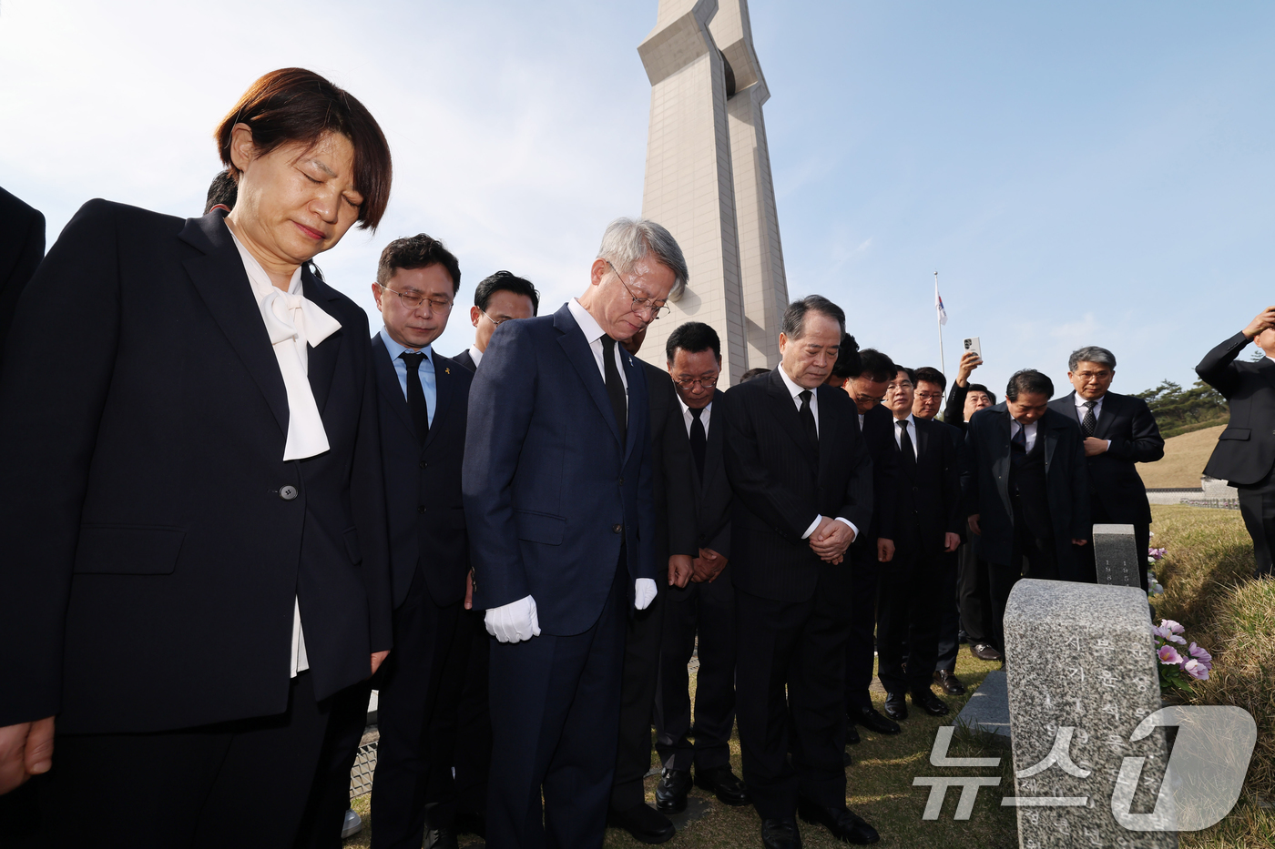 (광주=뉴스1) 김태성 기자 = 민형배 더불어민주당 전남광주통합특별시장 후보가 15일 광주 국립5.18민주묘역을 찾아 윤상원 열사 묘앞에서 참배하고 있다.  2026.4.15/뉴스 …