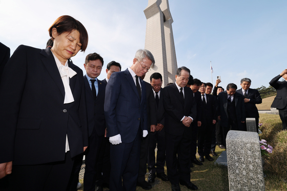 윤상원 열사 묘 참배하는 민형배 후보