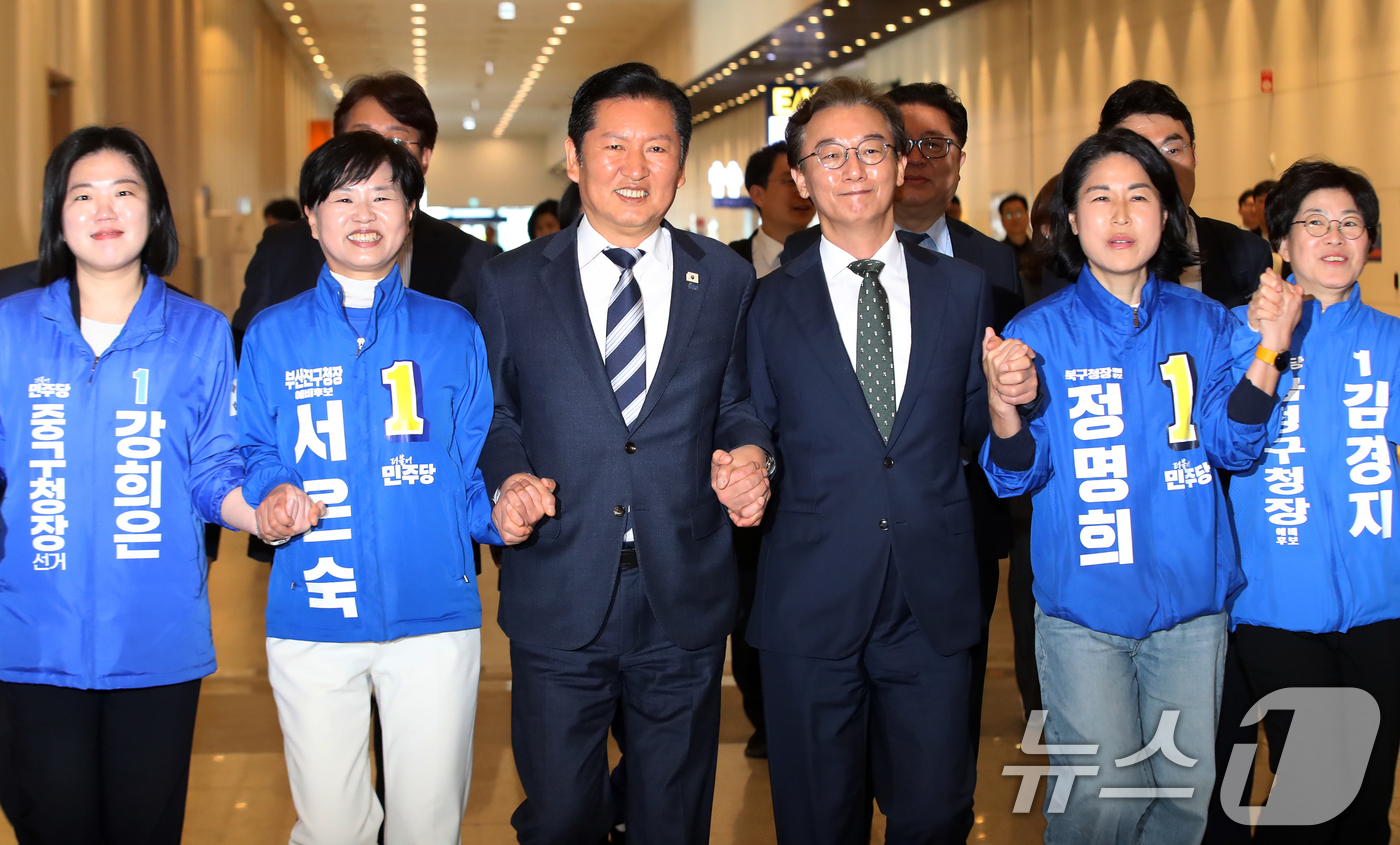 (부산=뉴스1) 윤일지 기자 = 정청래 더불어민주당 대표와 전재수 부산시장 후보, 부산 구청장 후보 등과 15일 부산 동구 부산항국제전시컨벤션센터에서 열린 부산 현장 최고위원회의에 …