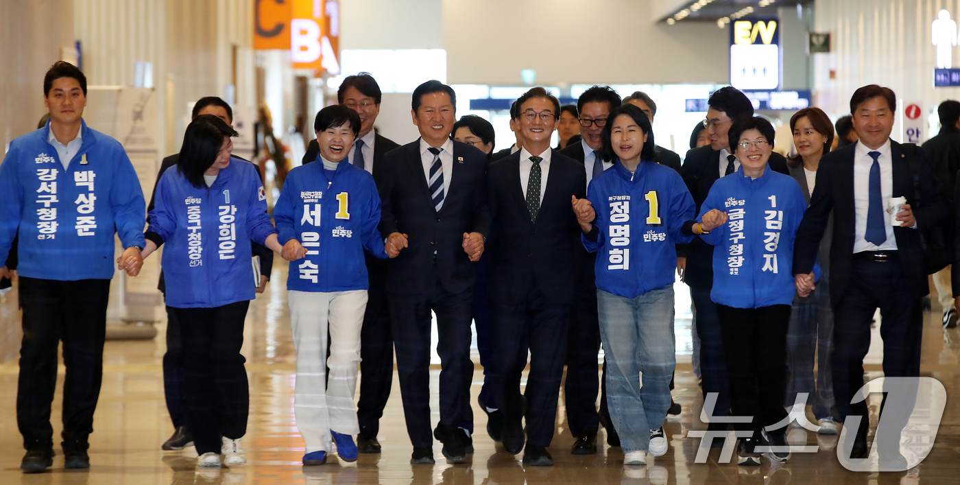 (부산=뉴스1) 윤일지 기자 = 정청래 더불어민주당 대표와 전재수 부산시장 후보, 부산 구청장 후보 등과 15일 부산 동구 부산항국제전시컨벤션센터에서 열린 부산 현장 최고위원회의에 …