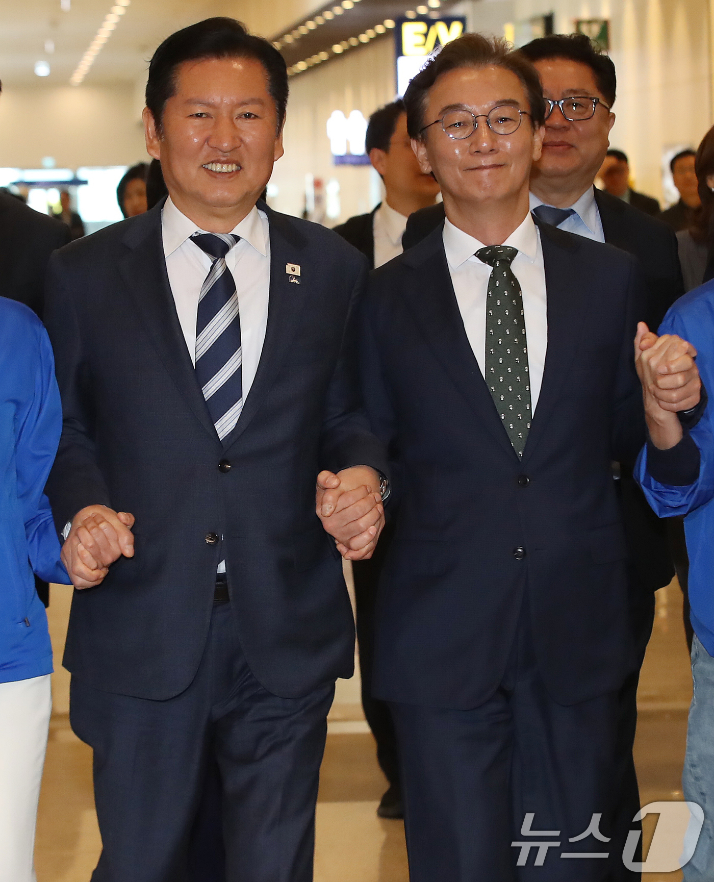 (부산=뉴스1) 윤일지 기자 = 정청래 더불어민주당 대표와 전재수 부산시장 후보, 부산 구청장 후보 등과 15일 부산 동구 부산항국제전시컨벤션센터에서 열린 부산 현장 최고위원회의에 …