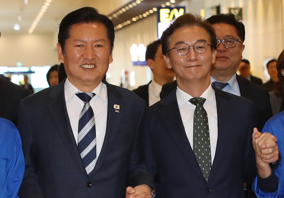 손 잡고 최고위 참석하는 정청래 대표와 전재수 부산시장 후보