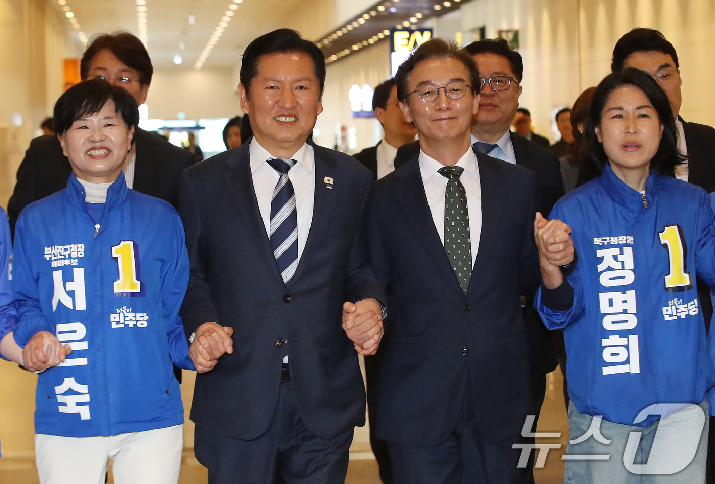 (부산=뉴스1) 윤일지 기자 = 정청래 더불어민주당 대표와 전재수 부산시장 후보, 부산 구청장 후보 등과 15일 부산 동구 부산항국제전시컨벤션센터에서 열린 부산 현장 최고위원회의에 …