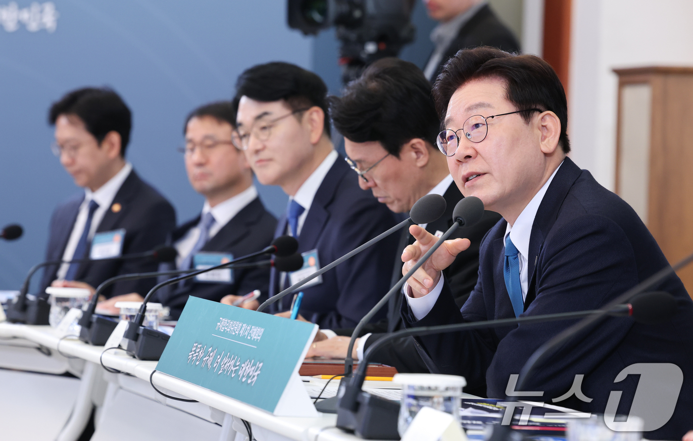 (서울=뉴스1) 이재명 기자 = 이재명 대통령이 15일 청와대에서 열린 규제합리화위원회 제1차 전체회의에서 발언을 하고 있다. 2026.4.15/뉴스1