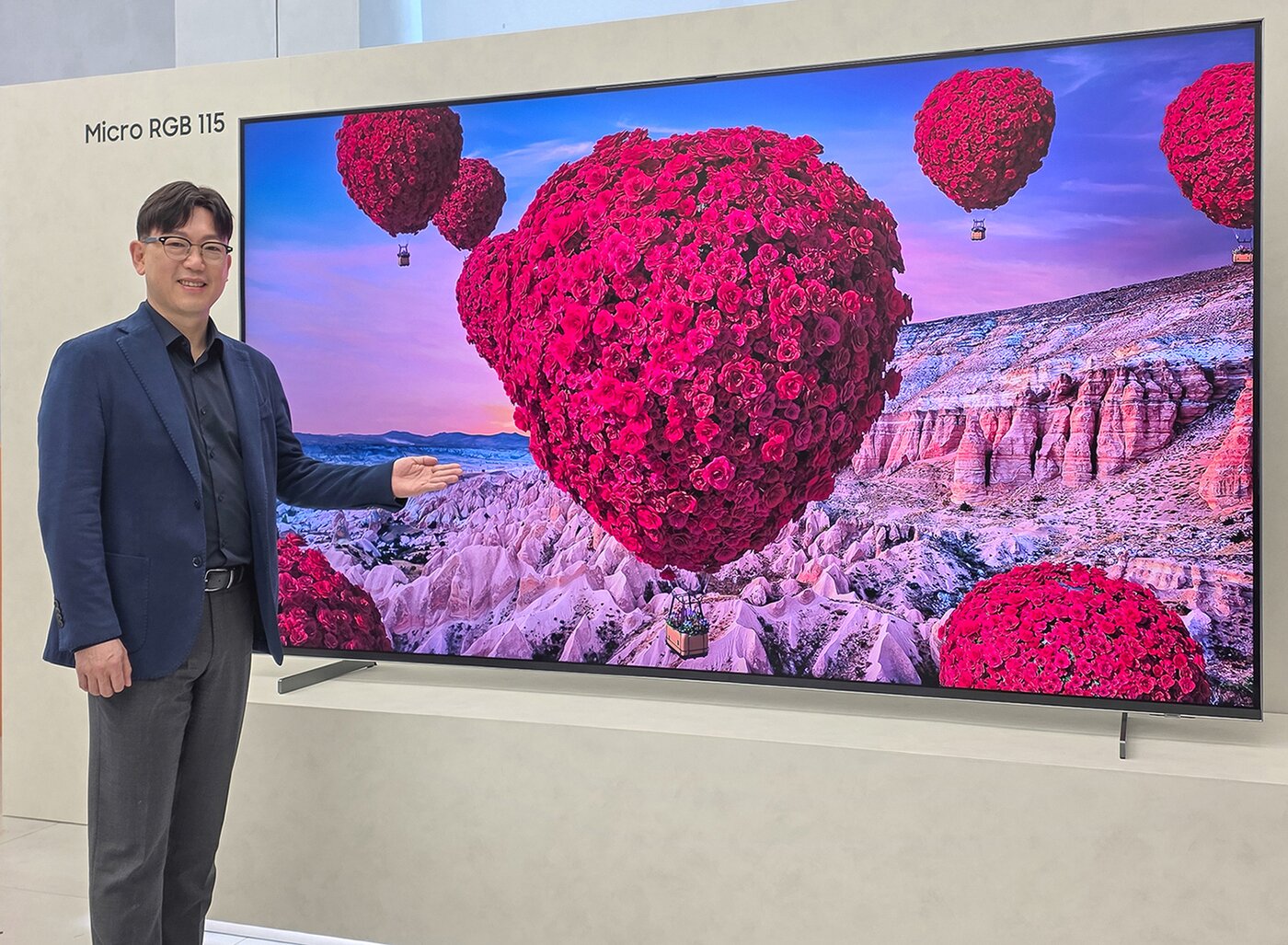 본문 이미지 - 삼성전자 영상디스플레이사업부 용석우 사장이 '더 퍼스트룩 서울 2026' 행사에서 115형 '마이크로 RGB' TV를 소개하고 있다. (사진제공 = 삼성전자)
