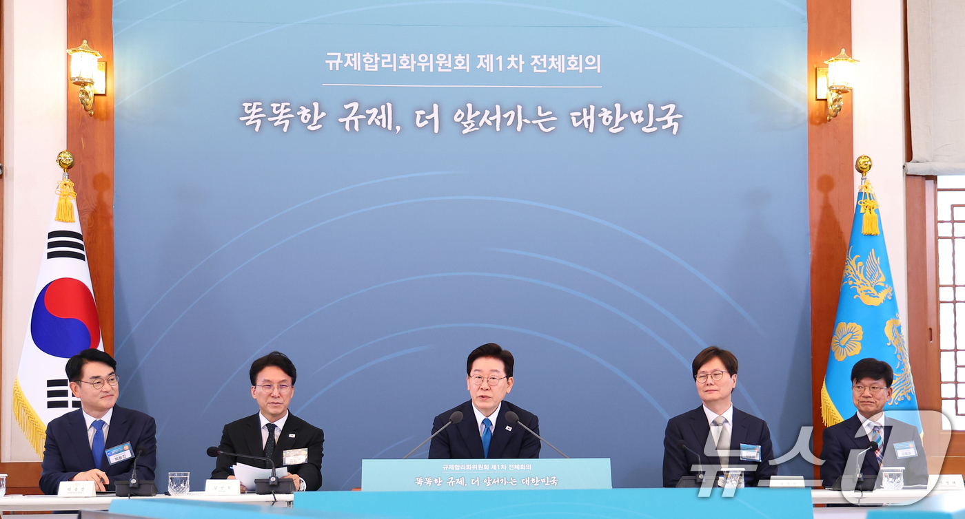 (서울=뉴스1) 이재명 기자 = 이재명 대통령이 15일 청와대에서 열린 규제합리화위원회 제1차 전체회의에서 발언을 하고 있다. 2026.4.15/뉴스1