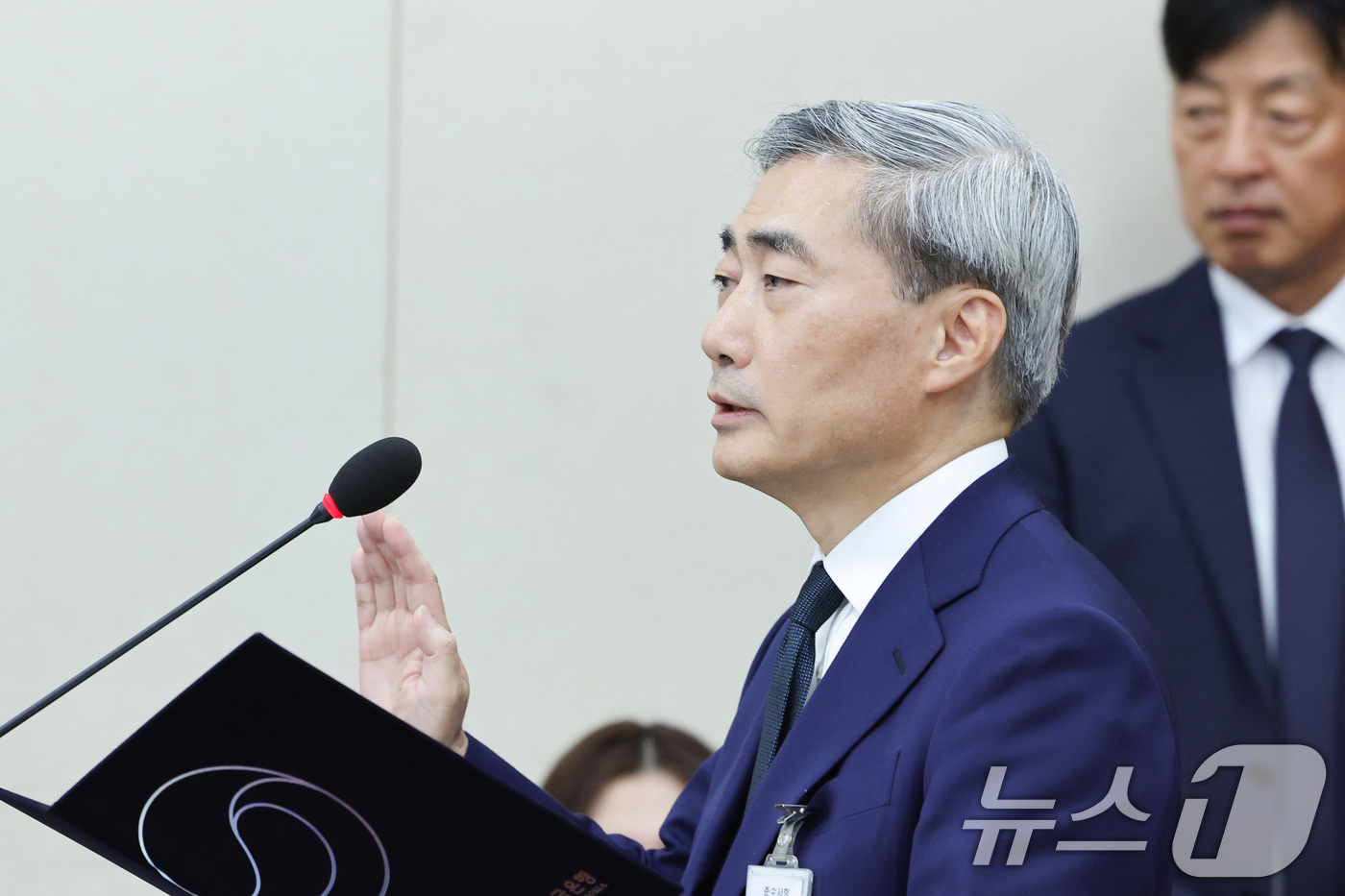 (서울=뉴스1) 신웅수 기자 = 신현송 한국은행 총재 후보자가 15일 서울 여의도 국회 재정경제기획위원회에서 열린 인사청문회에서 선서하고 있다. 2026.4.15/뉴스1