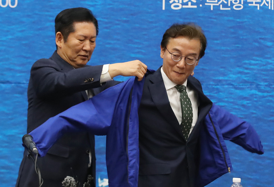 전재수 부산시장 후보에게 당 점퍼 입혀주는 정청래