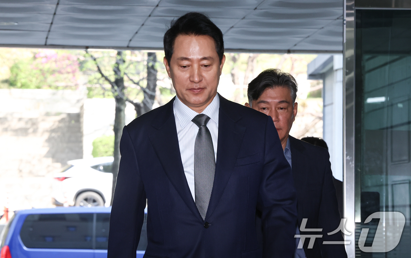 (서울=뉴스1) 김도우 기자 = 오세훈 서울시장이 15일 서울 서초구 서울중앙지방법원에서 열린 정치자금법 위반 관련 공판에 출석하고 있다. 2026.4.15/뉴스1