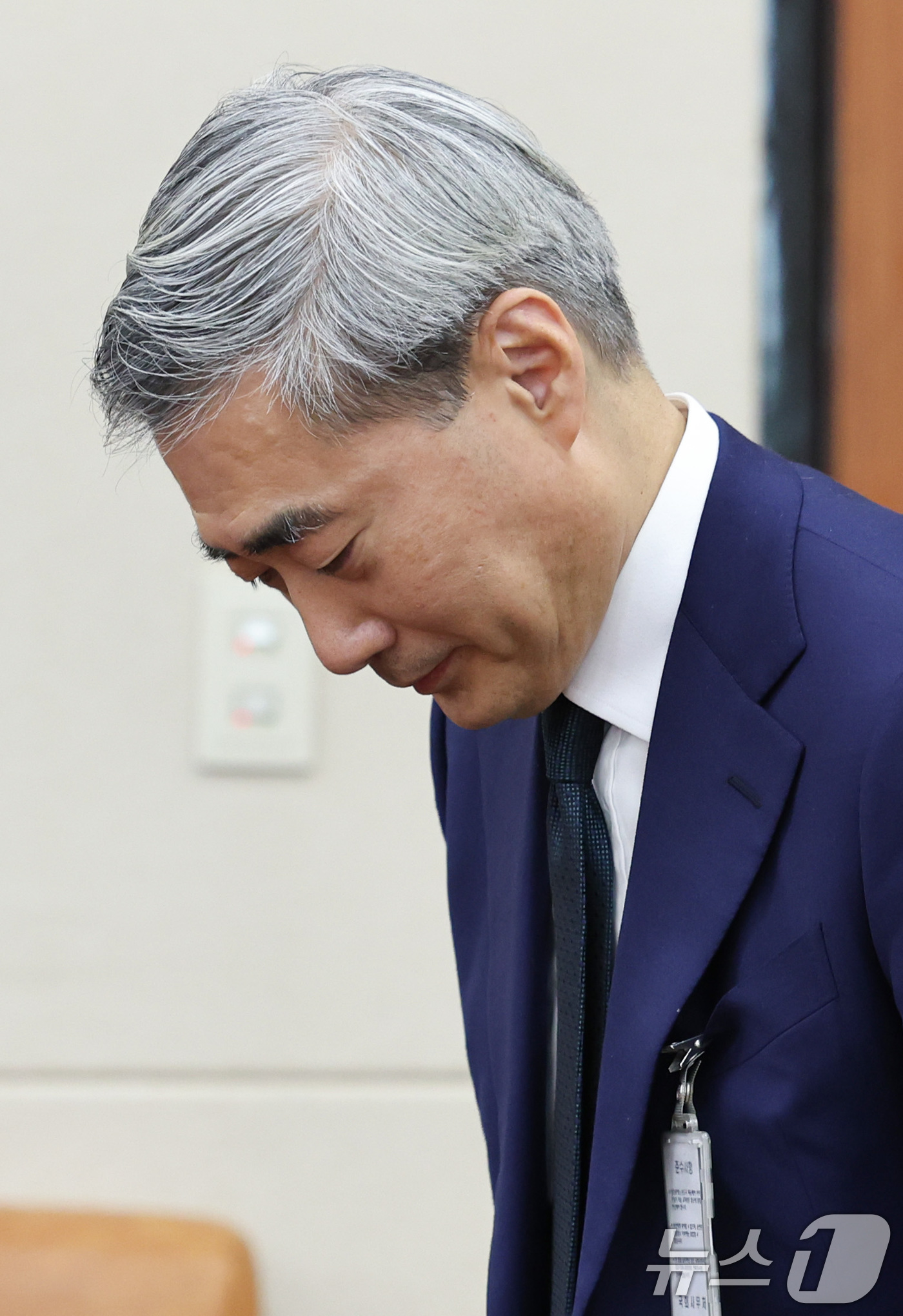 (서울=뉴스1) 신웅수 기자 = 신현송 한국은행 총재 후보자가 15일 서울 여의도 국회 재정경제기획위원회에서 열린 인사청문회에서 인사하고 있다. 2026.4.15/뉴스1