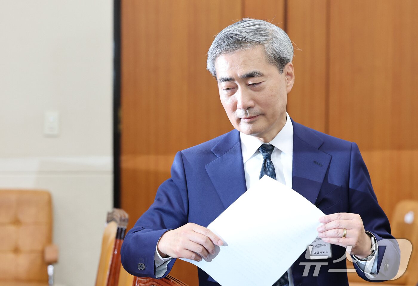 본문 이미지 - 신현송 한국은행 총재 후보자가 15일 서울 여의도 국회 재정경제기획위원회에서 열린 인사청문회에서 발언 후 자리로 돌아가고 있다. 2026.4.15 ⓒ 뉴스1 신웅수 기자