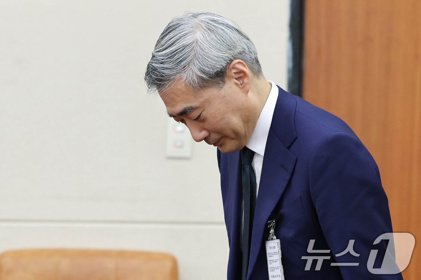 본문 이미지 - 신현송 한국은행 총재 후보자가 15일 서울 여의도 국회 재정경제기획위원회에서 열린 인사청문회에서 인사하고 있다. 2026.4.15 ⓒ 뉴스1 신웅수 기자