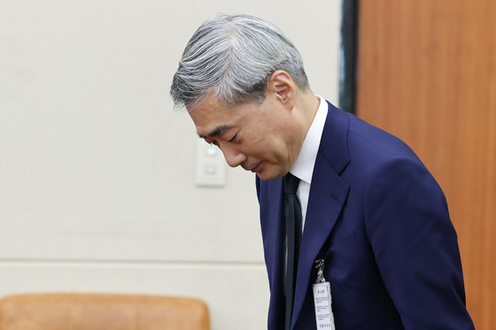 인사하는 신현송 한국은행 총재 후보자